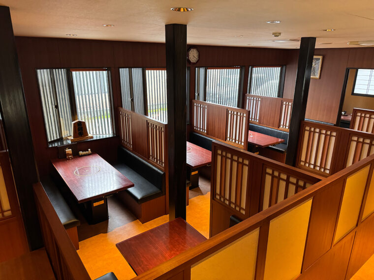 広々とした店内はボックス席や小上がり席で構成