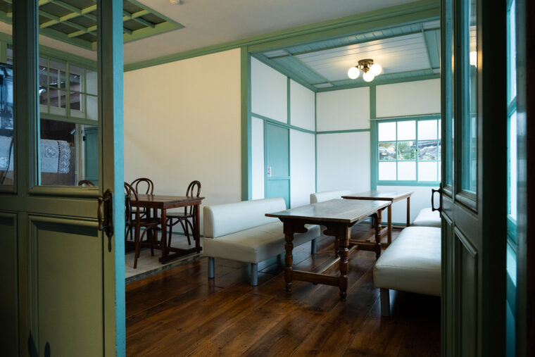 コース料理を楽しめる食堂。夜は宿泊せずとも利用できます