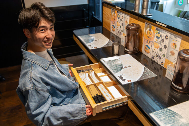 「カウンター下の引き出しに箸やおしぼりなどが入っているんですよ！　僕は割り箸よりプラスチック箸派なんですけど、どちらも用意されていて、好みで選べるのもいいですよね」