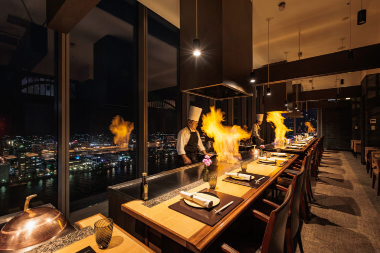 目の前で調理していくライブ感が鉄板焼きの醍醐味