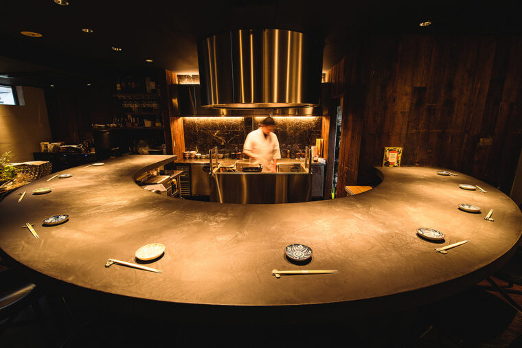 お店のシンボル、円形のカウンター は8席限定