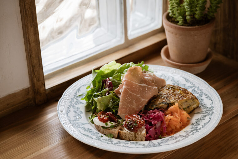 自家製ハムや野菜で彩られた『佐渡食材のプチ前菜盛り』（800円）　