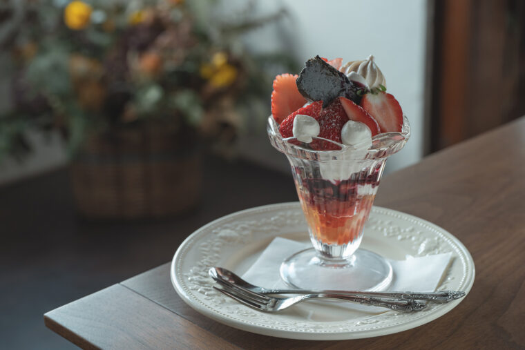 取材時のパフェのひとつ『羽茂苺と黒ごまバスクチーズのパフェ』（1,800円）