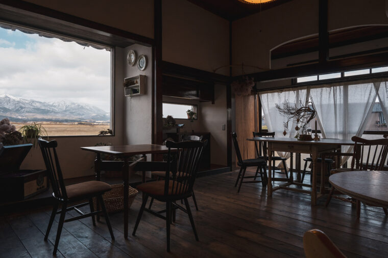 席同士の間隔が広く心地よい空間。四季折々の景色に癒やされて　