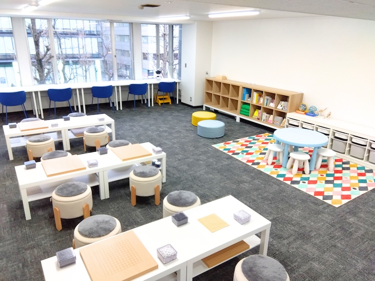 明るくて開放感あるサロン内観