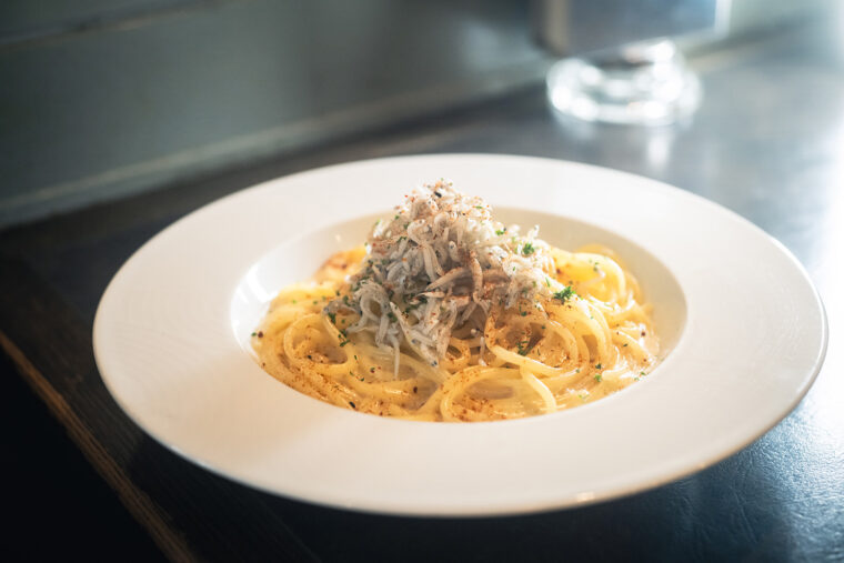 店主の気まぐれメニュー『国産釜揚げしらすのカルボナーラ（魚介ソース）』（ミニサラダ、ドリンク付き1,760円）