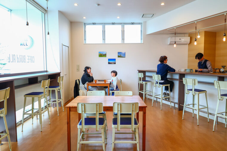 窓が広く取られ明るい店内。中川さんとのコーヒー談義を楽しみたいならカウンターへ