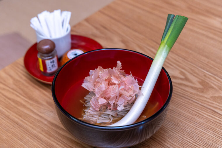 大根おろし、 カツオ節がのった『高遠そば』（1,500円）。すくうのが難しいですが、箸もありますよ！