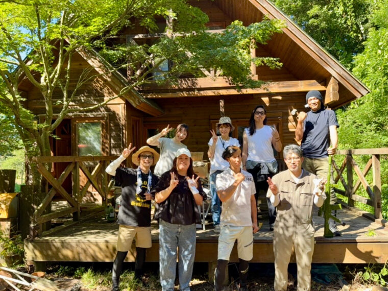 約4年間放置されていたログハウスを、総勢17 名のコミュニティがDIYで再生したそう！すごい！