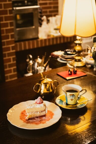 ママ手作りのケーキにコーヒーまたは紅茶が付くセットは1,100円～