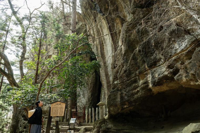 鳥居や古峯神社、稲荷神社などの小さな祠が点在している