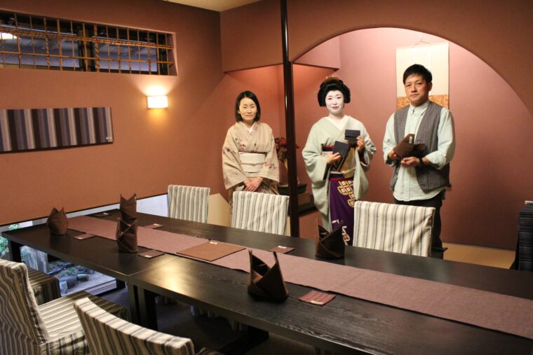 お披露目会にて。左から割烹蛍の女将・加藤信子さん、古町芸妓・和香さん、KAMEDAplus代表取締役の小林堅治さん