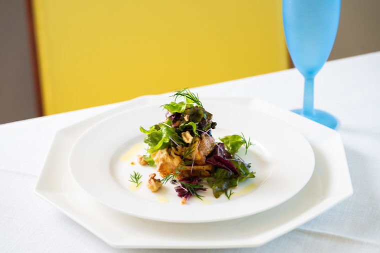 彩り豊かな前菜の『蟹のクレープ包み焼き』