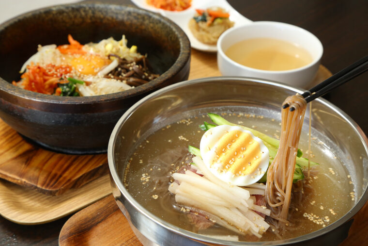 『冷麺』（写真手前・1,080 円）