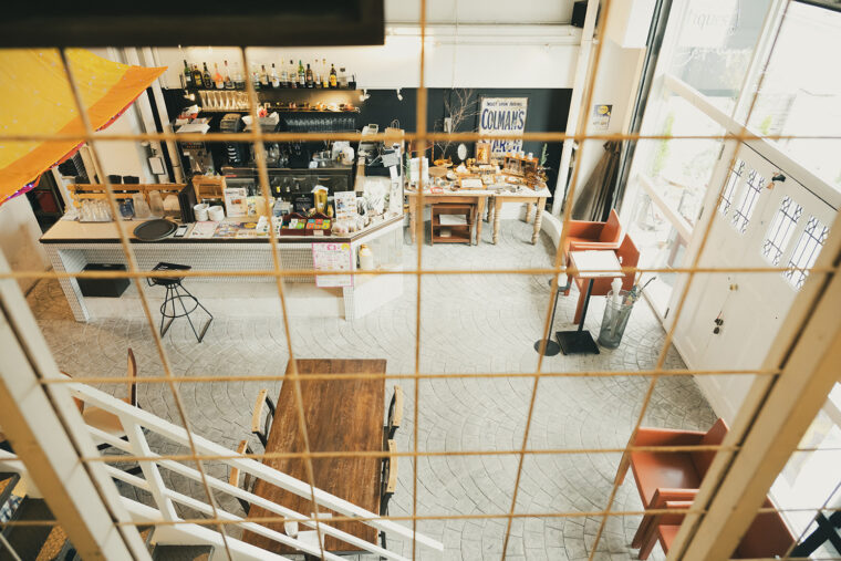 やわらかな陽光が差し込む 開放的でおしゃれな店内