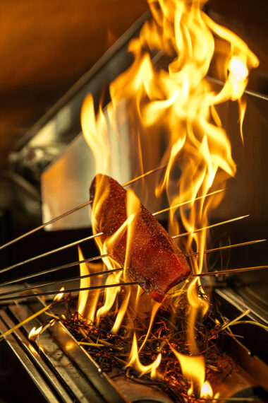 『カツオの藁焼き』の調理風景。カウンター席から見ることができる