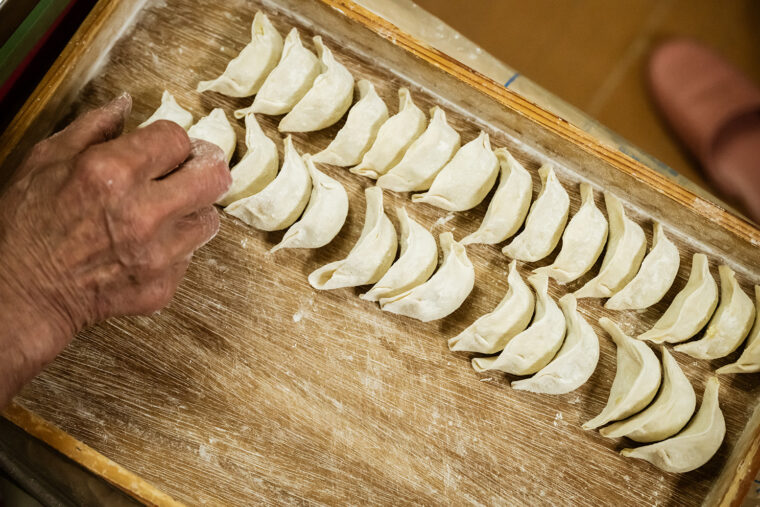 一瞬で餃子を包んでいきます