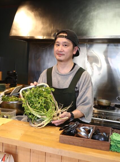 志村顕さん／アジアン料理店や居酒屋など、飲食関係の仕事に長年携わり、2023年に東方酒場 風とパクチーをオープン