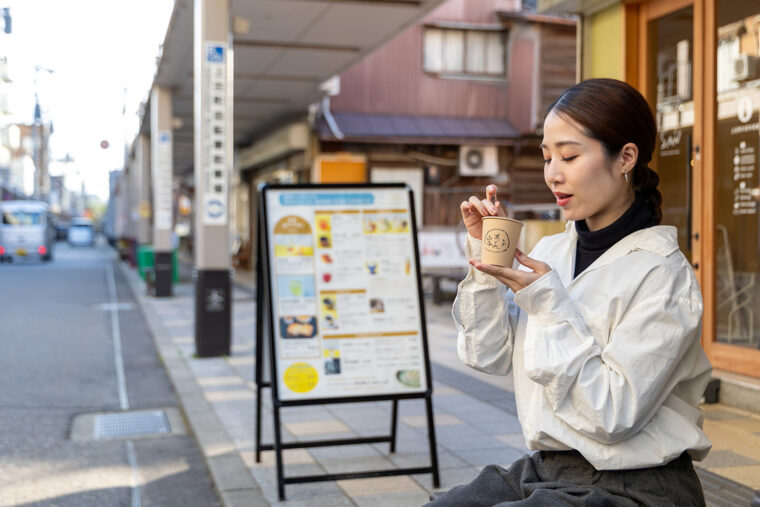 店舗が入っている複合施設・SANの前のベンチに座って