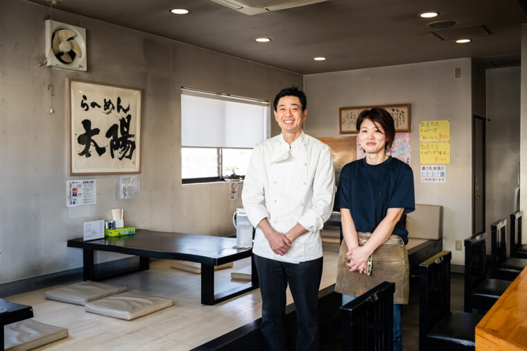 お店を営む伊藤さん夫妻。店内には調理の様子をライブで楽しめるカウンター席もあります　