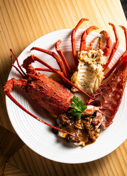 爪先の身まで食べることができる『イセエビの鉄板焼』（4,400円）