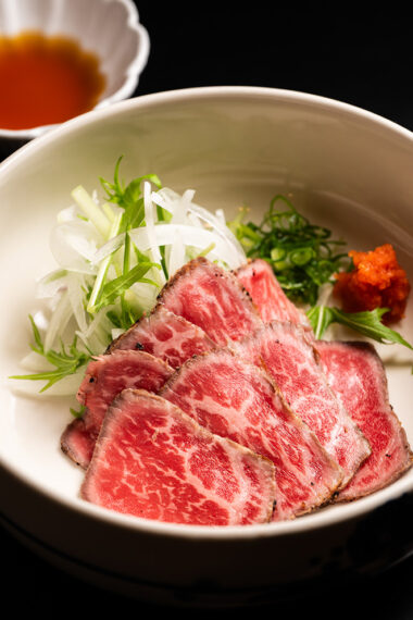 新潟のブランド牛・村上牛のうまみをダイレクトに感じられるたたき
