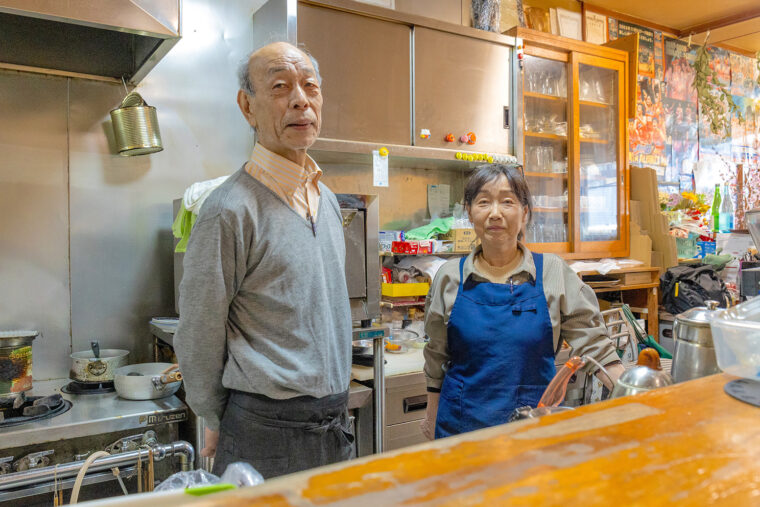 マスターの星野直人さんと千栄子さん。 気さくで親しみやすいふたりとの会話も楽しい