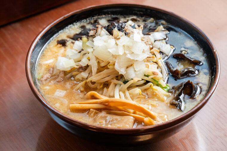 マー油のパンチがきいた定番の『マー油味噌ラーメン』（1,120円）も人気