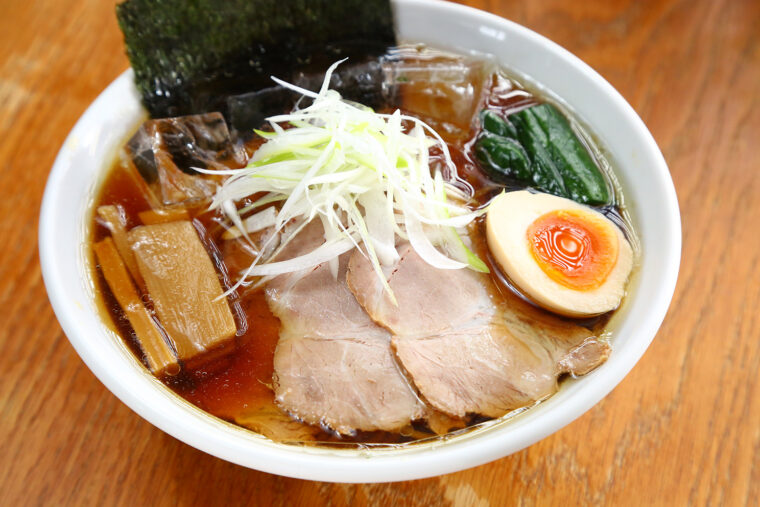夏の人気商品『あごだし冷やしラーメン』（940円）