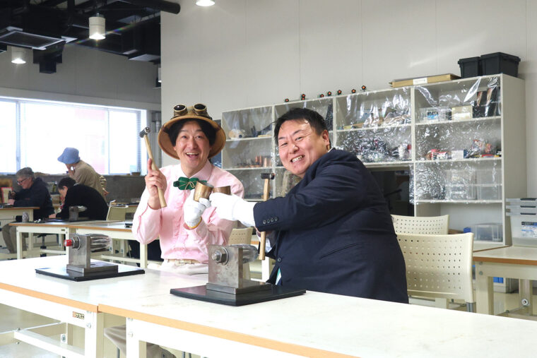 鎚目入れやぐい吞み製作、スプーンの酸化発色などの伝統工芸技術を豊富な体験メニューで子どもから大人まで気軽に楽しめます