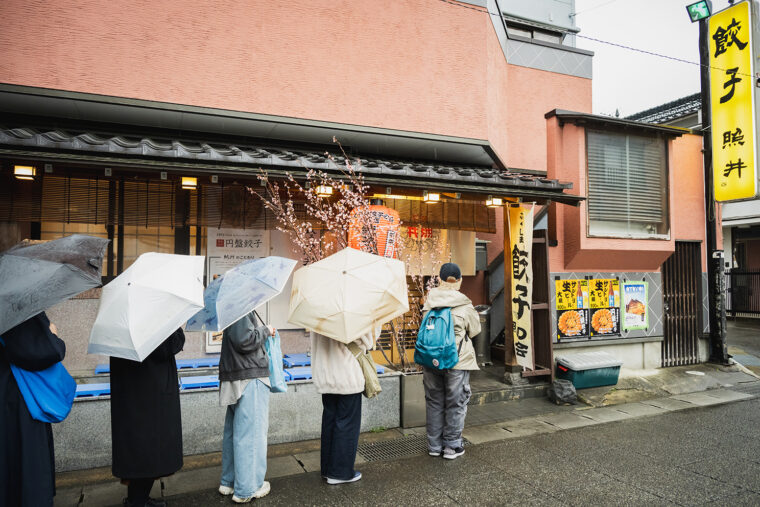 この日は雨にも関わらず開店30分前に行列が！