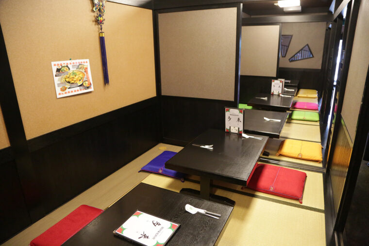 仕切りのある小上がり席は個室感覚でゆったり過ごせる