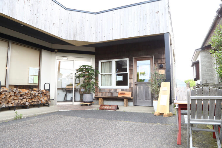 暮らしの喫茶 ひとひ 外観。屋外にイスやベンチが用意されています