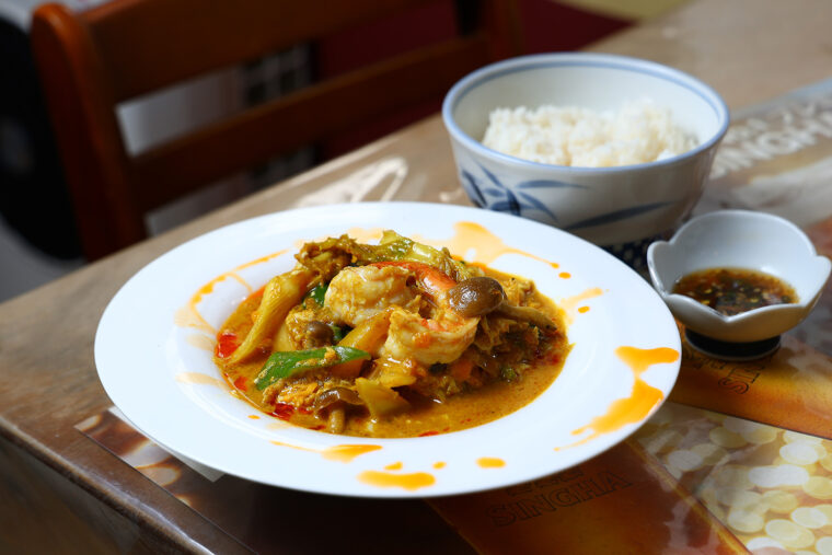 『クンパッポンカリー』（単品1,380円）。ランチはライス無料