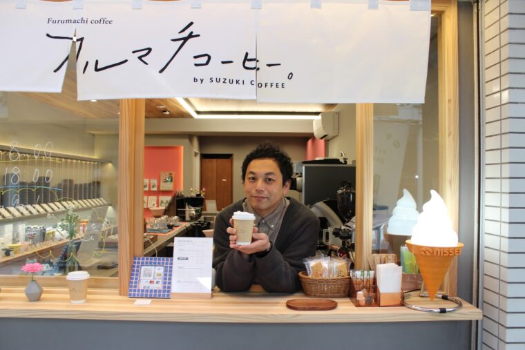 テイクアウト用窓口で濱倉さんをパチリ。ドリンクのみならず、豆もここから購入できます