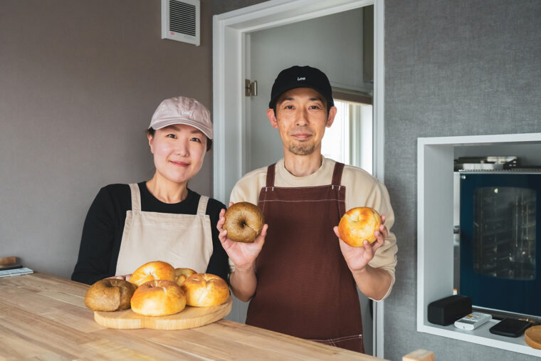 高野さん夫妻。店名からわかるように、馬が大好きのおふたり。お店のロゴにも馬が施されているんですよ！