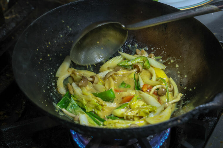 大きくカットされ、手早く炒められた野菜は食感がいい