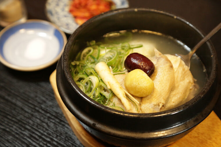 煮え立つ音が食欲をそそる『サムゲタン』（2,860円）