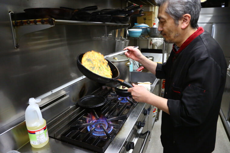 手際よくチヂミを焼き上げる佐藤料理長