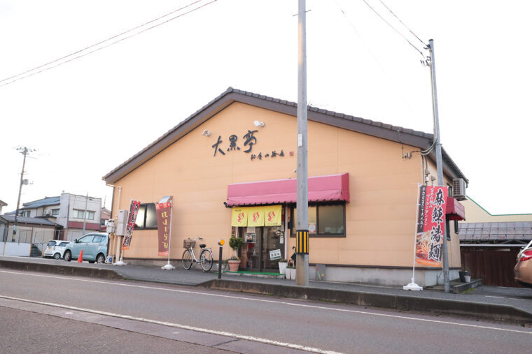 店の外にまで漂うカレーの香りが、お腹を空かせたお客を引き寄せる