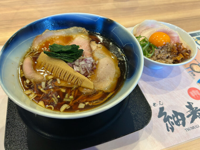 『生姜醤油らぁめん』（950円 ）と『ちゃーしゅーごはん』（390円）