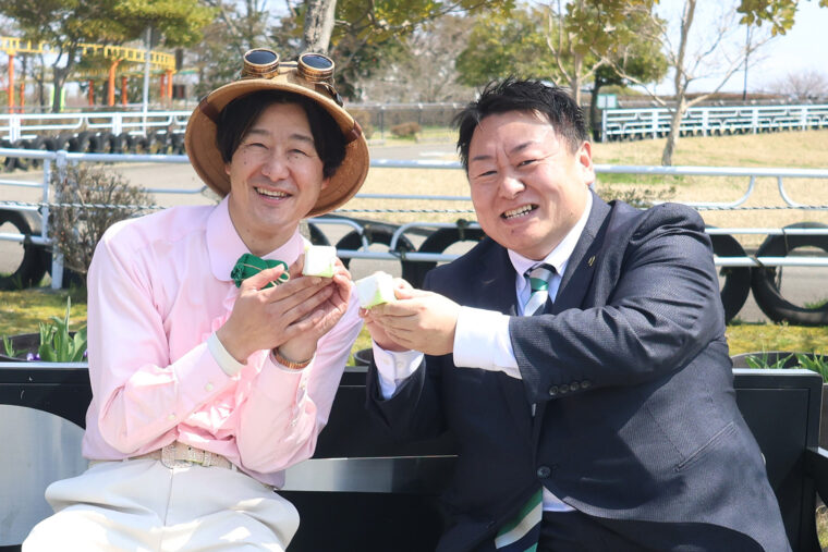 『市民がおすすめするお土産品グランプリ』を受賞した、米納津屋のお菓子『雲がくれ』を食べながらミニブレイク