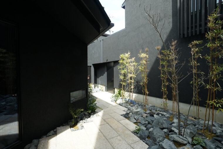 4棟が坪庭を介してゆるやかにつながる。館内の通路や坪庭の石畳は古町の路地をイメージしたもの