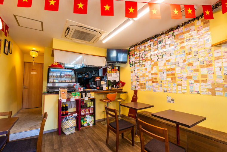 店内。ベトナムの雰囲気を感じられます。ベトナムコーヒーや米麺も販売しています