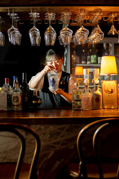 お客の気分や料理に合ったお酒を提供してくれる店長の山田碧衣さん