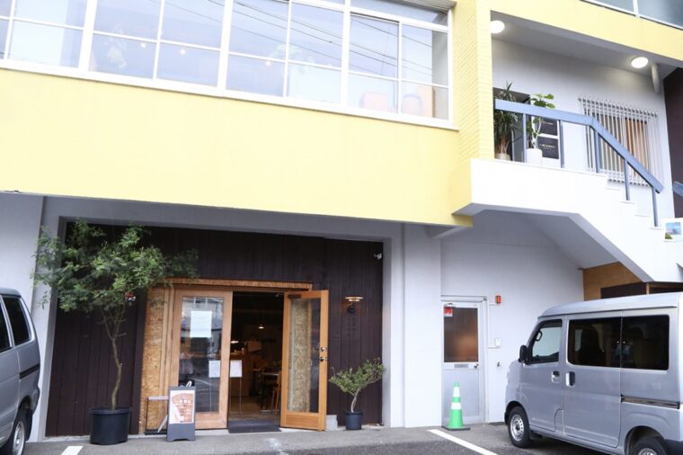 学校町通りの入口付近に建つマンションの1・2階が店舗に