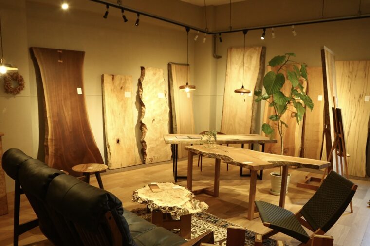 取材時に1階で行なわれていた『一枚板展』の模様