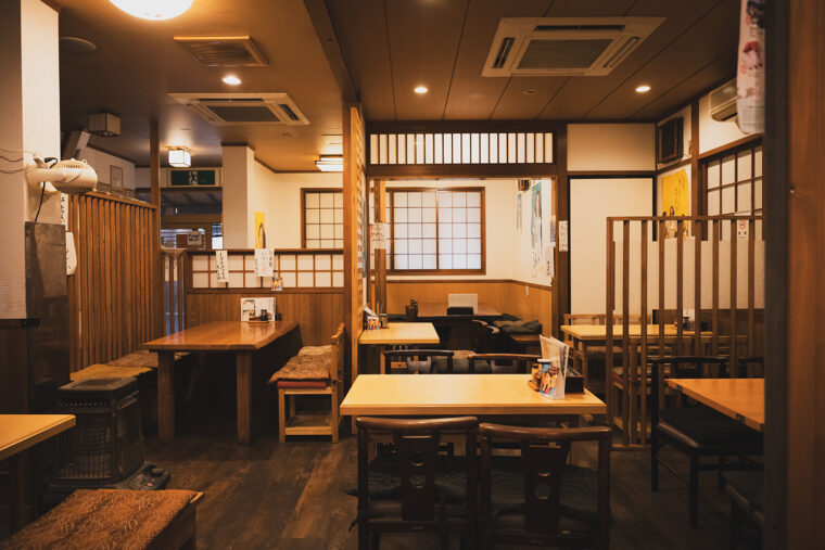 50席もある広い客席。開店と同時にあっという間に埋まってしまいます