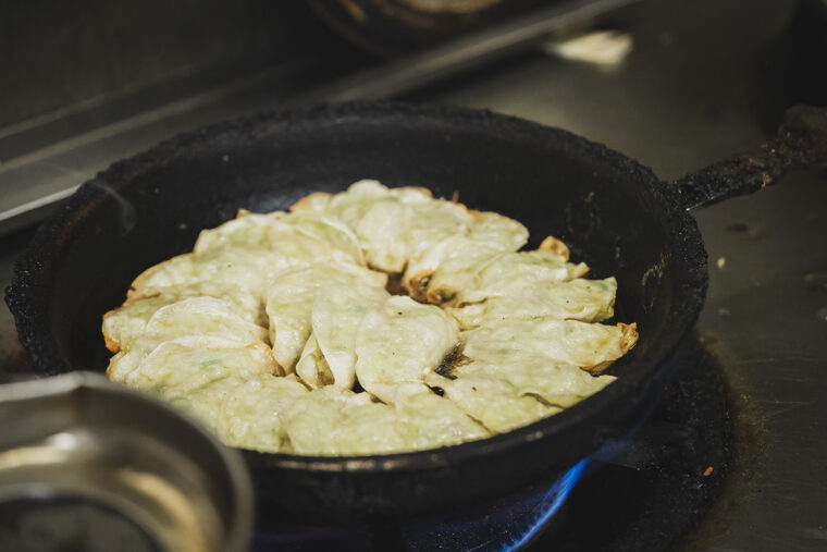 パチパチと弾ける音が聞こえます。皮が揚げ焼き風になっているのもいい！