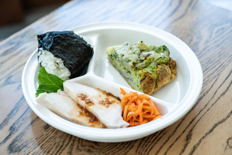 ちょっとおかずが足りない…という時にうれしい『おにぎりデリセット』（700円）